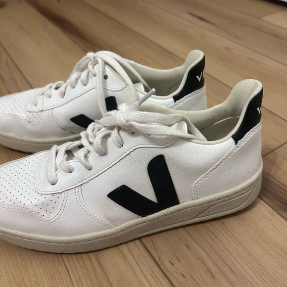 Veja Sneakers
Size Men’s 10 - Picture 2 of 9